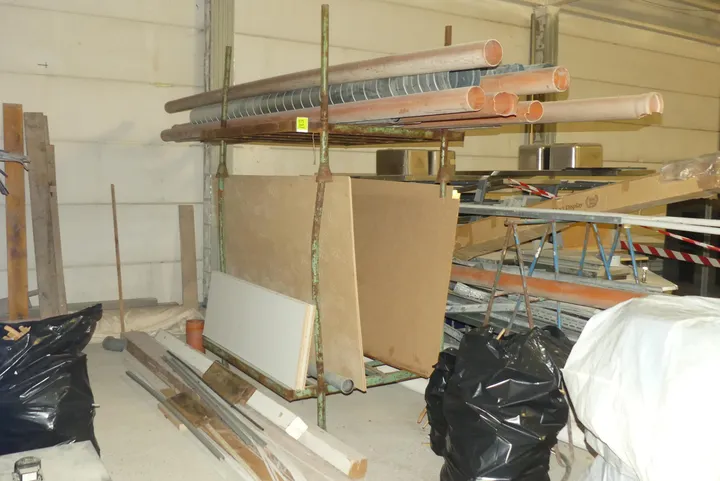 Gestell, mit Inhalt (Rohre, Platten